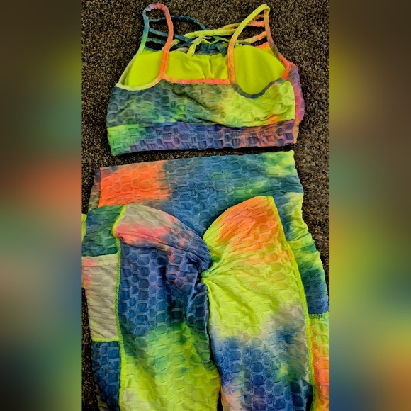 Colorful Tie-Dye Textured Activewear Set - Picture 3 of 8